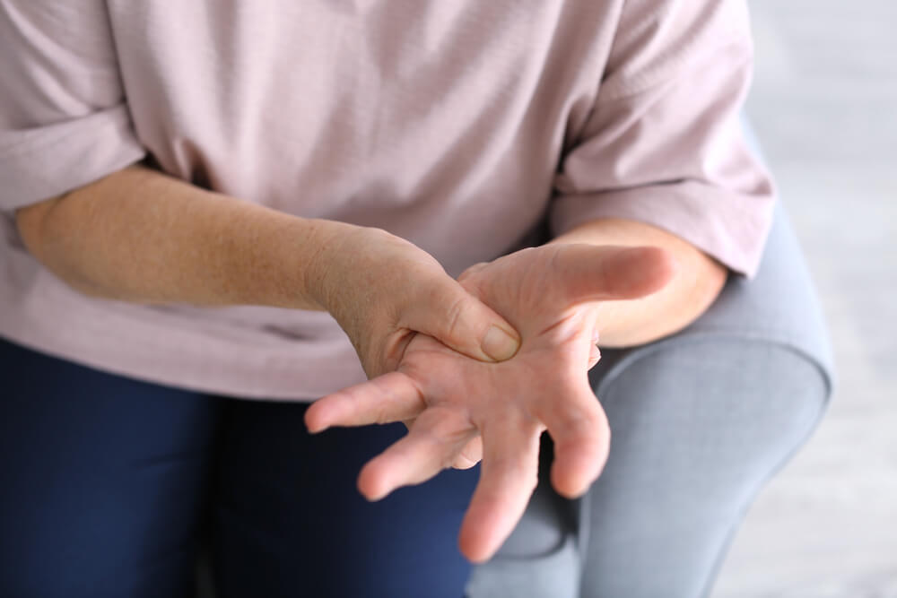 5 symptoms that may indicate arthritis in the hands shutterstock 576818158 what is the best treatment for arthritis in the hands?