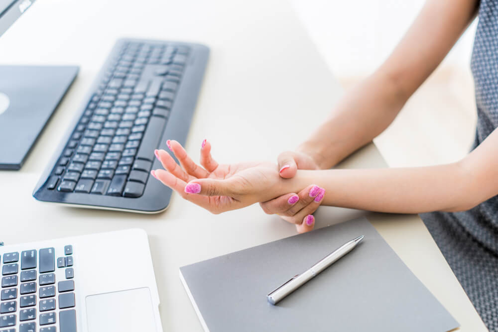 11 tips to avoid developing carpal tunnel syndrome shutterstock 1505307551 wrist pain from typing