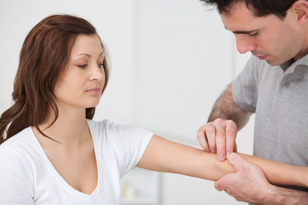 What is the top sign of golfer's elbow? shutterstock 106849904 What is the top sign of golfer’s elbow?