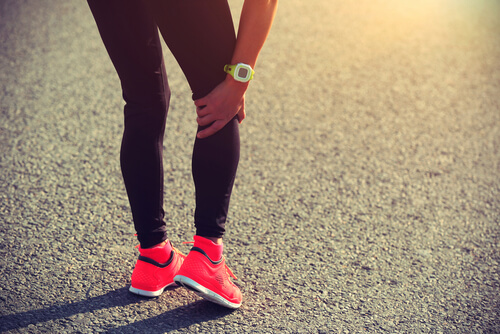What is causing the pain behind my knee when I'm bending it? shutterstock 372746896 What is causing the pain behind my knee when I’m bending it?
