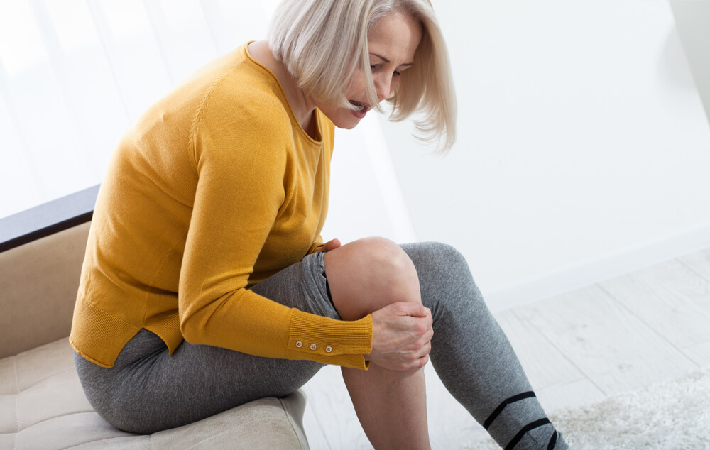 Stiff knee pain: 3 common causes and treatments